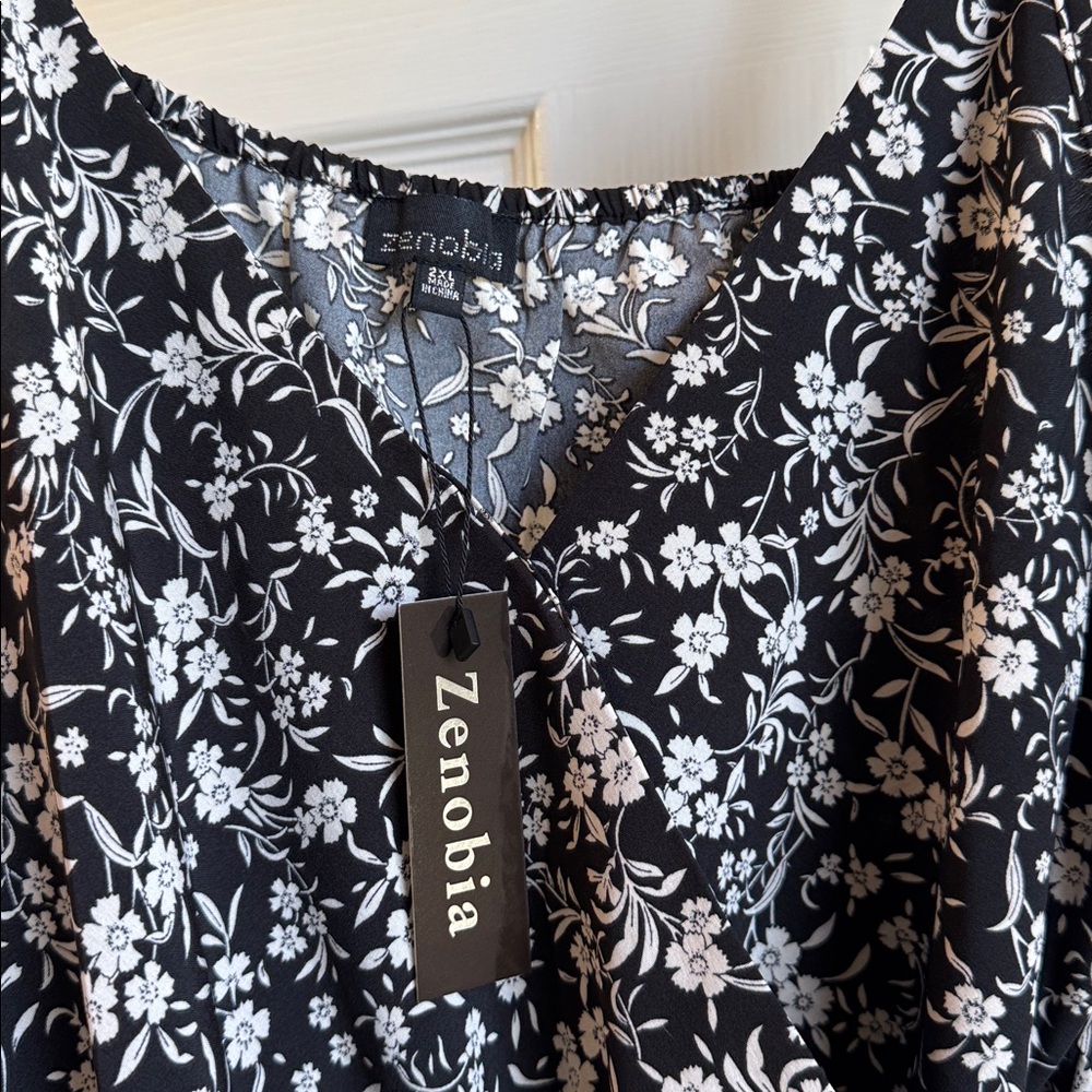 Zenobia Black & White Floral V-Neck Spaghetti Strap Tank Top - Picture 7 of 7